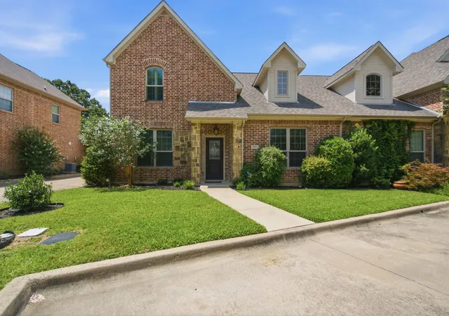 Townhouse for sale at 5221 Park Dr, Fort Worth, TX 76114 | MLS# 21315067