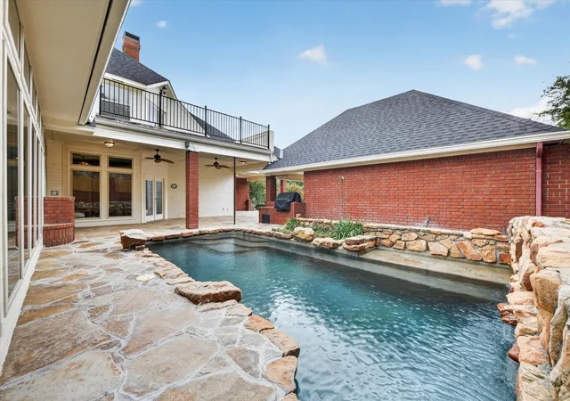 Photo 3 of Single family home for sale at 5811 Scenic Bay Ct, Arlington, TX 76013 | MLS# 21278022 | Listing updated on 2026-09-14