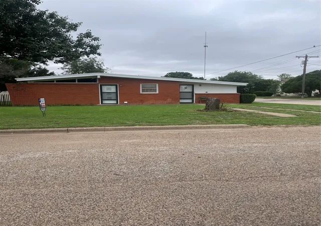 Photo 1 of Sale Pending at 1140 W Forest St, Munday, TX 76371 | MLS# 21292134 | Listing updated on 2026-10-05
