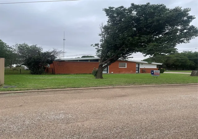 Photo 3 of Sale Pending at 1140 W Forest St, Munday, TX 76371 | MLS# 21292134 | Listing updated on 2026-10-05