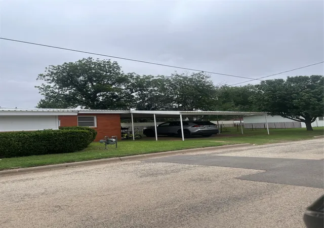 Photo 3 of Sale Pending at 1140 W Forest St, Munday, TX 76371 | MLS# 21292134 | Listing updated on 2026-10-05