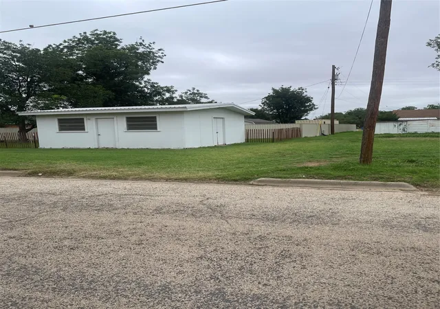 Photo 4 of Sale Pending at 1140 W Forest St, Munday, TX 76371 | MLS# 21292134 | Listing updated on 2026-10-05