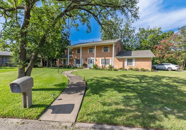 Photo 3 of Sale Pending at 2810 Tanglewood Dr, Commerce, TX 75428 | MLS# 21315446 | Listing updated on 2026-09-14