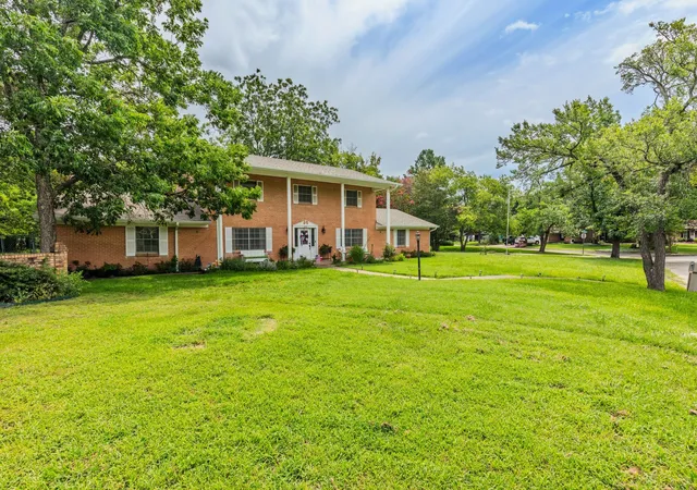 Photo 3 of Sale Pending at 2810 Tanglewood Dr, Commerce, TX 75428 | MLS# 21315446 | Listing updated on 2026-09-14