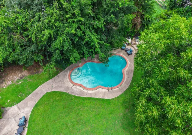 Photo 4 of Sale Pending at 2810 Tanglewood Dr, Commerce, TX 75428 | MLS# 21315446 | Listing updated on 2026-09-14