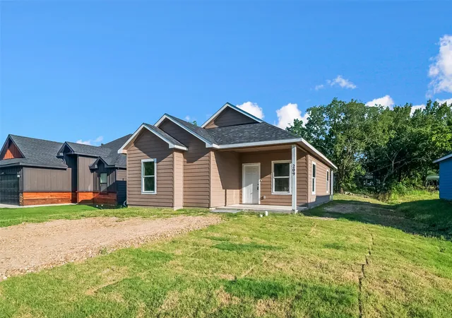 Photo 1 of Single family home for sale at 209 W Elm St, Whitewright, TX 75491 | MLS# 21316226 | Listing updated on 2026-09-21