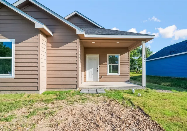 Photo 2 of Single family home for sale at 209 W Elm St, Whitewright, TX 75491 | MLS# 21316226 | Listing updated on 2026-09-21