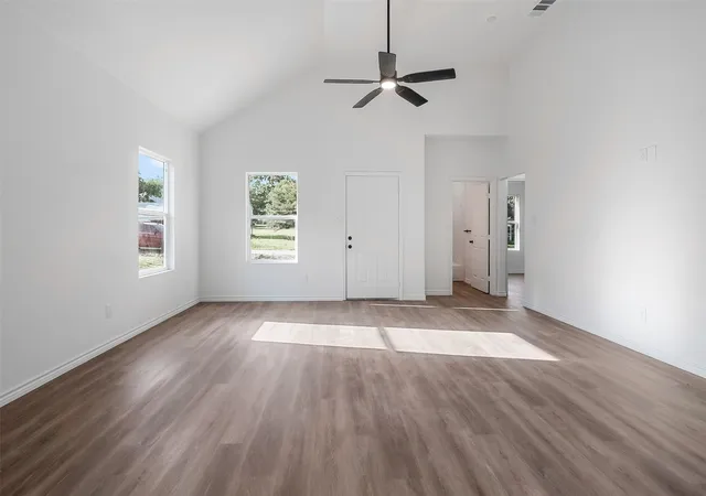 Photo 3 of Single family home for sale at 209 W Elm St, Whitewright, TX 75491 | MLS# 21316226 | Listing updated on 2026-09-21
