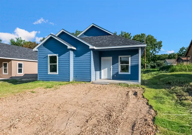 Photo 1 of Single family home for sale at 211 W Elm St, Whitewright, TX 75491 | MLS# 21316387 | Listing updated on 2026-09-14