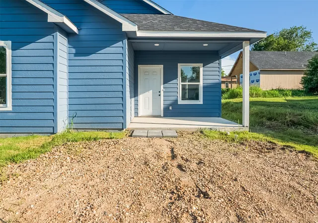 Photo 3 of Single family home for sale at 211 W Elm St, Whitewright, TX 75491 | MLS# 21316387 | Listing updated on 2026-09-14