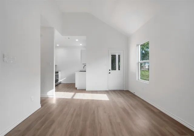 Photo 3 of Single family home for sale at 211 W Elm St, Whitewright, TX 75491 | MLS# 21316387 | Listing updated on 2026-09-25