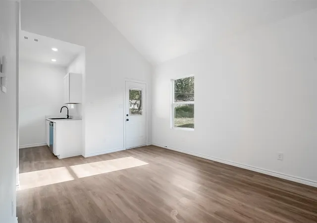 Photo 4 of Single family home for sale at 211 W Elm St, Whitewright, TX 75491 | MLS# 21316387 | Listing updated on 2026-09-25