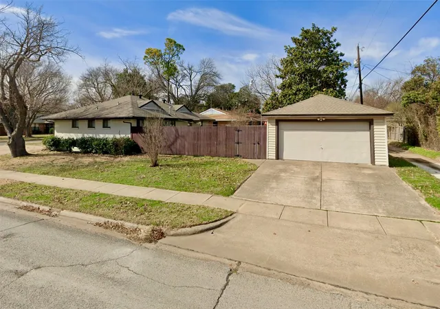 Photo 3 of Single family home for sale at 600 Westwood Dr, Richardson, TX 75080 | MLS# 21316522 | Listing updated on 2026-09-13
