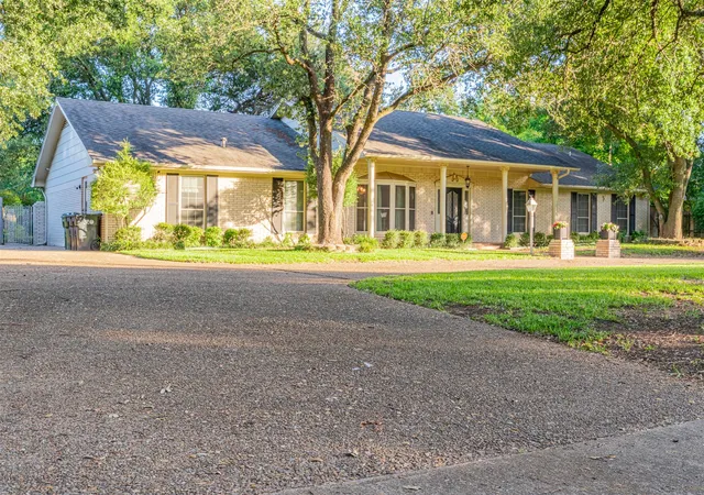 Photo 2 of Sale Pending at 3400 Dever Dr, Waco, TX 76708 | MLS# 21314668 | Listing updated on 2026-10-06