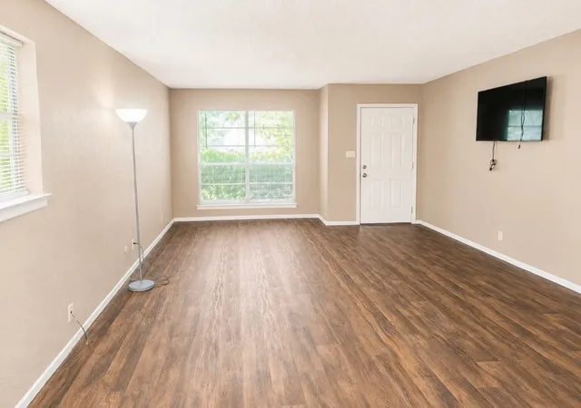 Photo 2 of Sale Pending at 1860 W Kaufman St, Paris, TX 75460 | MLS# 21316616 | Listing updated on 2026-09-08