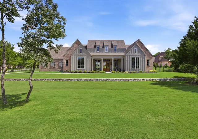 Photo 2 of Single family home for sale at 425 Abagail Ln, Van Alstyne, TX 75495 | MLS# 21315371 | Listing updated on 2026-10-07