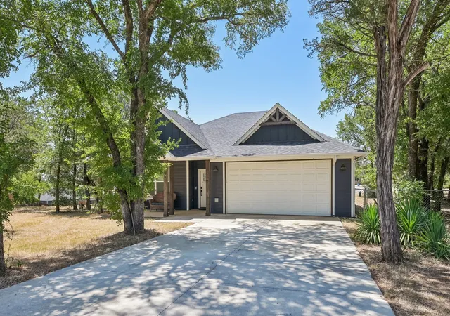 Photo 2 of Single family home for sale at 505 S Sky Ct, Granbury, TX 76049 | MLS# 21317358 | Listing updated on 2026-09-08