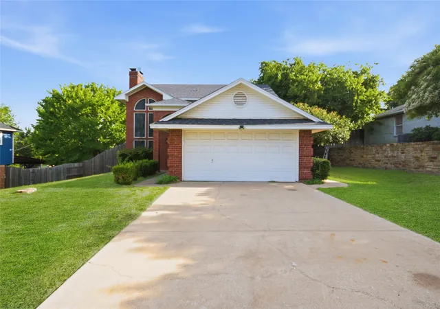 Photo 2 of Sale Pending at 1406 Westbriar Dr, Weatherford, TX 76086 | MLS# 21317392 | Listing updated on 2026-07-31
