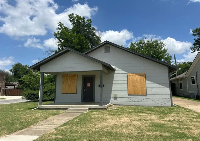 Photo 1 of Single family home for sale at 3301 Frazier Ave, Fort Worth, TX 76110 | MLS# 21308744 | Listing updated on 2026-07-31