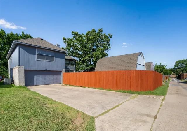 Photo 2 of Single family home for sale at 726 Spring Mills Rd, Mesquite, TX 75181 | MLS# 21316373 | Listing updated on 2026-09-10