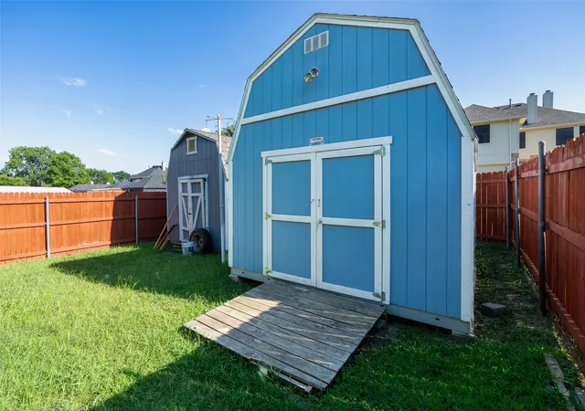 Photo 3 of Single family home for sale at 726 Spring Mills Rd, Mesquite, TX 75181 | MLS# 21316373 | Listing updated on 2026-09-10