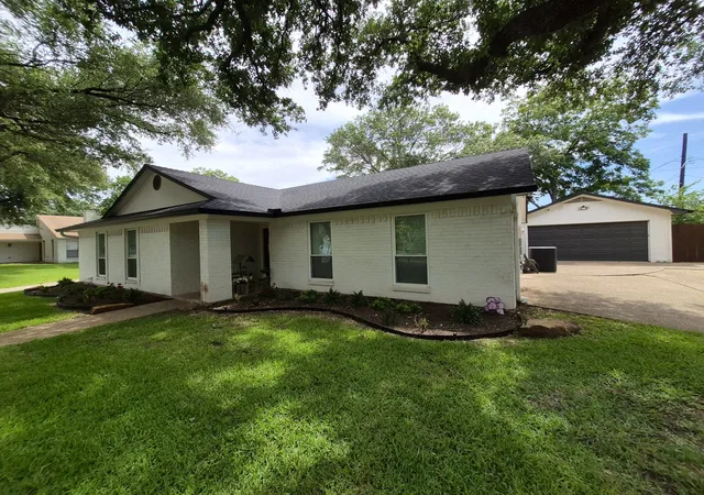 Photo 2 of Single family home for sale at 405 W Lindenwood Ln, Hewitt, TX 76643 | MLS# 21317741 | Listing updated on 2026-09-16
