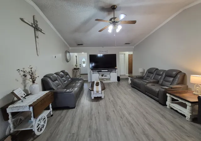 Photo 3 of Single family home for sale at 405 W Lindenwood Ln, Hewitt, TX 76643 | MLS# 21317741 | Listing updated on 2026-09-16