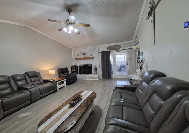 Photo 4 of Single family home for sale at 405 W Lindenwood Ln, Hewitt, TX 76643 | MLS# 21317741 | Listing updated on 2026-09-16