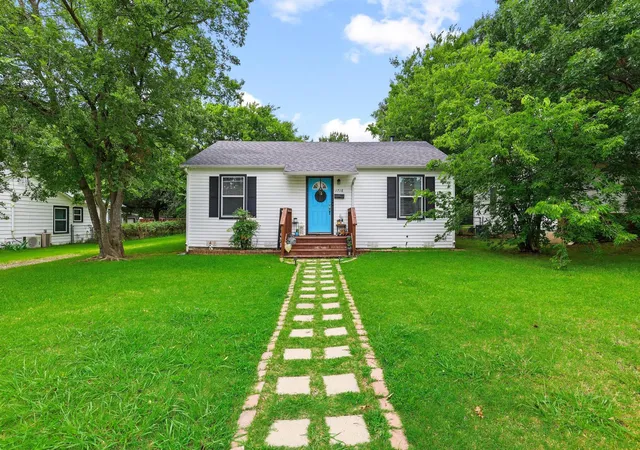 Photo 1 of Single family home for sale at 1718 N Shannon St, Sherman, TX 75092 | MLS# 21314228 | Listing updated on 2026-09-12