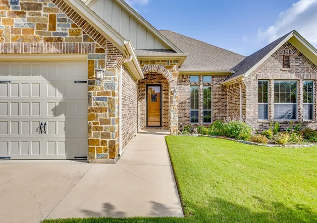Photo 3 of Single family home for sale at 2946 Masters Ct N, Burleson, TX 76028 | MLS# 21311990 | Listing updated on 2026-09-13