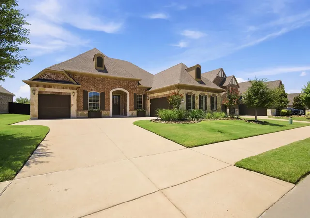 Photo 2 of Sale Pending at 425 Emerson Dr, Rockwall, TX 75087 | MLS# 21315117 | Listing updated on 2026-09-10