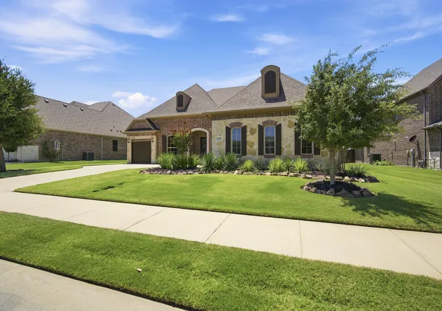 Photo 4 of Sale Pending at 425 Emerson Dr, Rockwall, TX 75087 | MLS# 21315117 | Listing updated on 2026-09-10