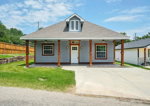Photo 1 of Single family home for sale at 800 Crow Ct, Granbury, TX 76048 | MLS# 21316214 | Listing updated on 2026-09-27