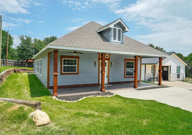 Photo 3 of Single family home for sale at 800 Crow Ct, Granbury, TX 76048 | MLS# 21316214 | Listing updated on 2026-09-27