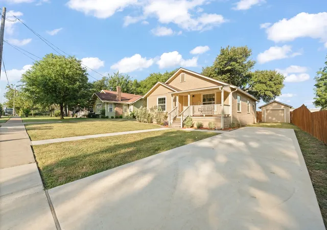 Photo 3 of Sale Pending at 102 S 4th St, Grandview, TX 76050 | MLS# 21311441 | Listing updated on 2026-09-14