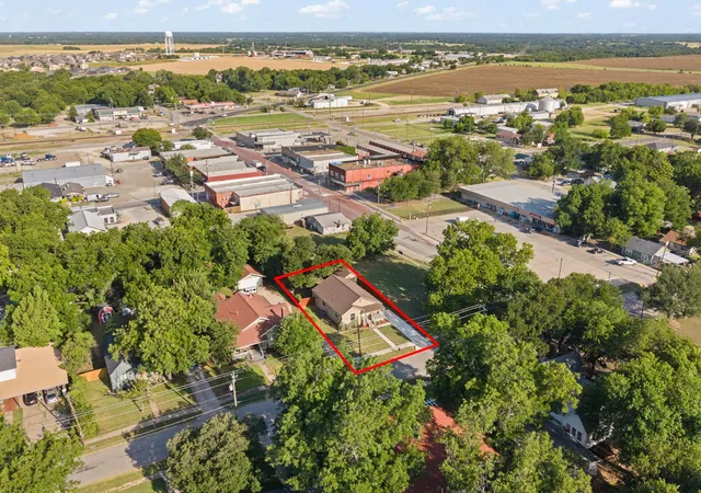 Photo 4 of Sale Pending at 102 S 4Th St, Grandview, TX 76050 | MLS# 21311441 | Listing updated on 2026-09-14