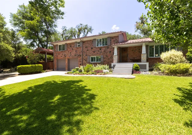 Photo 2 of Sale Pending at 211 Crest Ridge Cir, Fort Worth, TX 76108 | MLS# 21318679 | Listing updated on 2026-09-09