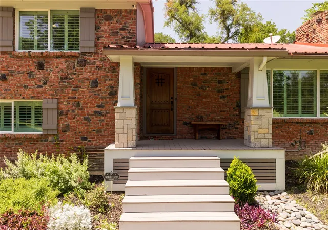 Photo 3 of Sale Pending at 211 Crest Ridge Cir, Fort Worth, TX 76108 | MLS# 21318679 | Listing updated on 2026-09-09