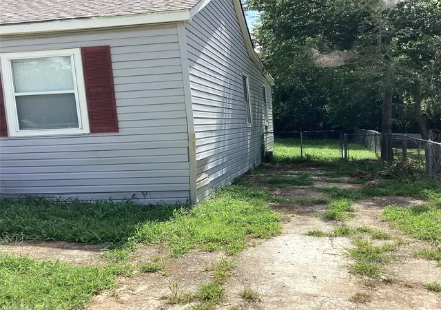 Photo 3 of Single family home for sale at 1506 S Travis St, Denison, TX 75021 | MLS# 21318722 | Listing updated on 2026-07-31