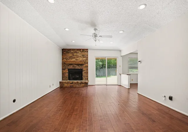 Photo 3 of Single family home for sale at 2721 Lucas Dr, Arlington, TX 76015 | MLS# 21318596 | Listing updated on 2026-10-05