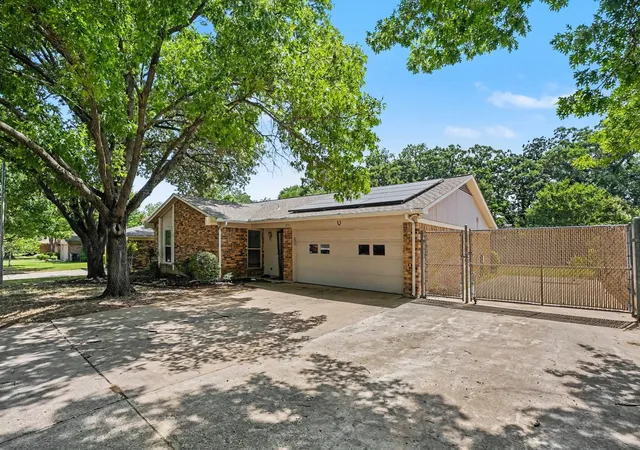 Photo 1 of Single family home for sale at 2721 Lucas Dr, Arlington, TX 76015 | MLS# 21318596 | Listing updated on 2026-10-05