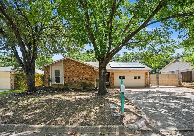 Single family home for sale at 2721 Lucas Dr, Arlington, TX 76015 | MLS# 21318596