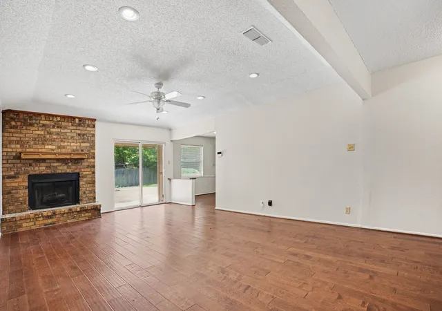 Photo 4 of Single family home for sale at 2721 Lucas Dr, Arlington, TX 76015 | MLS# 21318596 | Listing updated on 2026-10-05