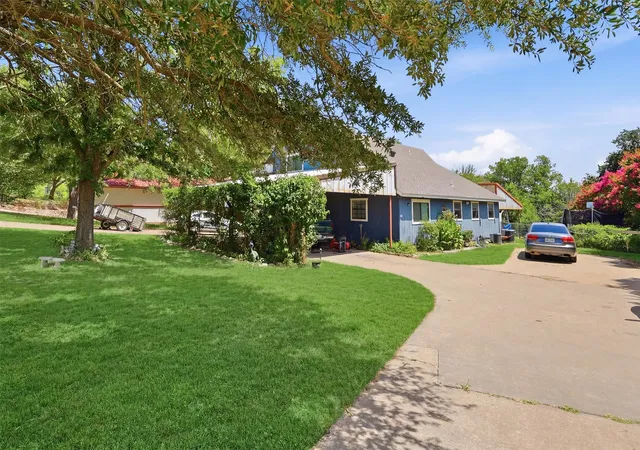 Photo 2 of Sale Pending at 1101 Charles St, Weatherford, TX 76086 | MLS# 21316401 | Listing updated on 2026-09-09