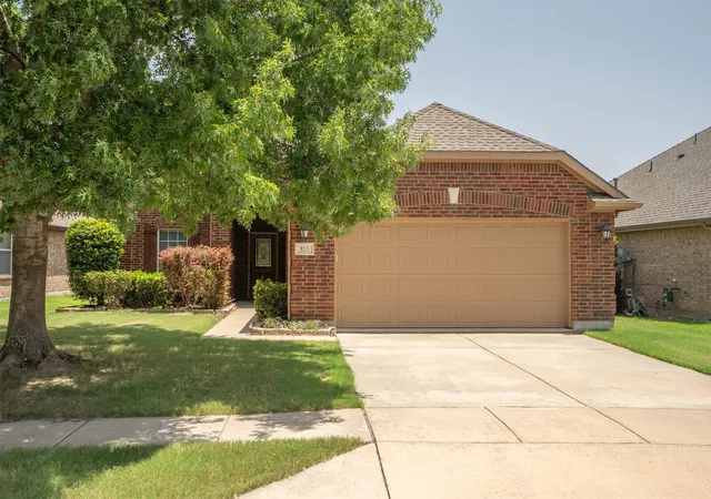 Photo 2 of Sale Pending at 815 Horizon Ridge Cir, Little Elm, TX 75068 | MLS# 21316168 | Listing updated on 2026-09-21