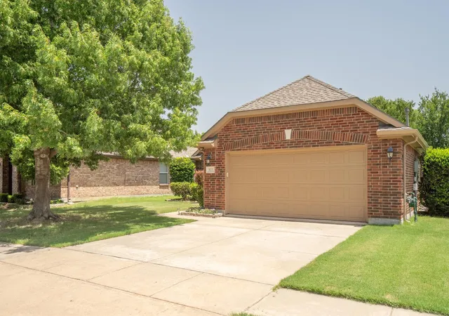 Photo 3 of Sale Pending at 815 Horizon Ridge Cir, Little Elm, TX 75068 | MLS# 21316168 | Listing updated on 2026-09-21