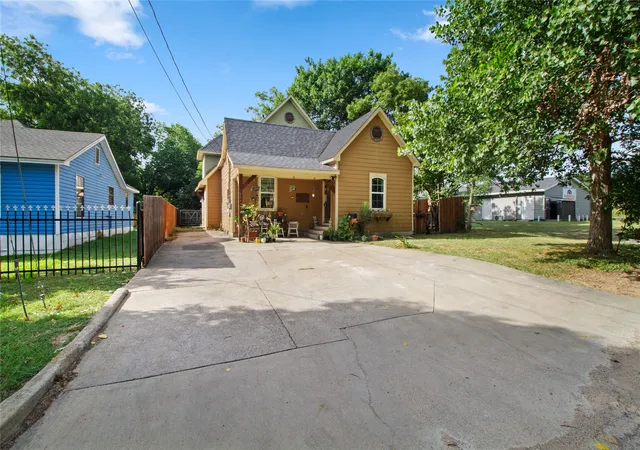Photo 1 of Single family home for sale at 105 E Linden St, Ennis, TX 75119 | MLS# 21319715 | Listing updated on 2026-09-29
