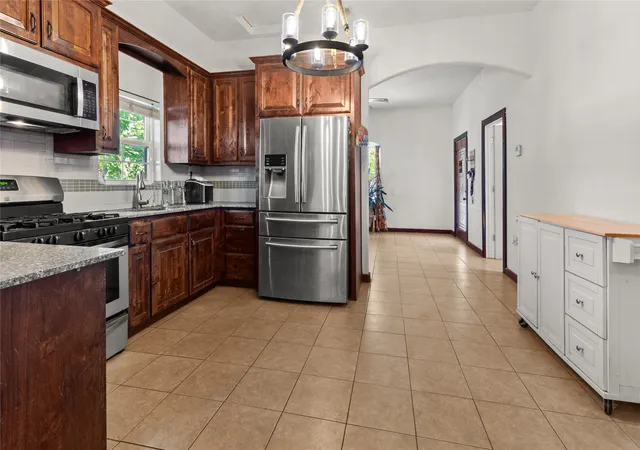 Photo 3 of Single family home for sale at 105 E Linden St, Ennis, TX 75119 | MLS# 21319715 | Listing updated on 2026-09-29