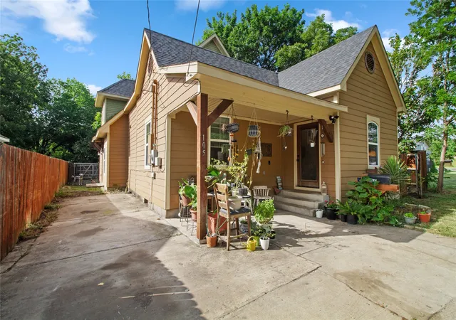 Photo 3 of Single family home for sale at 105 E Linden St, Ennis, TX 75119 | MLS# 21319715 | Listing updated on 2026-09-29