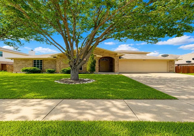Photo 2 of Single family home for sale at 825 Forest Heights Dr, Crowley, TX 76036 | MLS# 21303985 | Listing updated on 2026-09-08